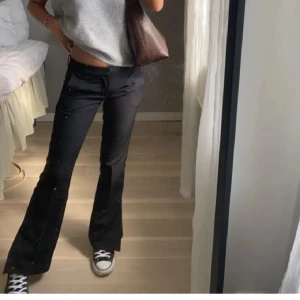 Lågmidjade kostymbyxor  - Säljer 2 st av dessa snygga lågmidjade kostymbyxor, ett par i storlek 34(Petite) och de andra i storlek 36💕 De i 34 är även Uppsprättade längst ned🥰 Lånade bilder - fråga om ni undrar något❤️De i 36 är sålda