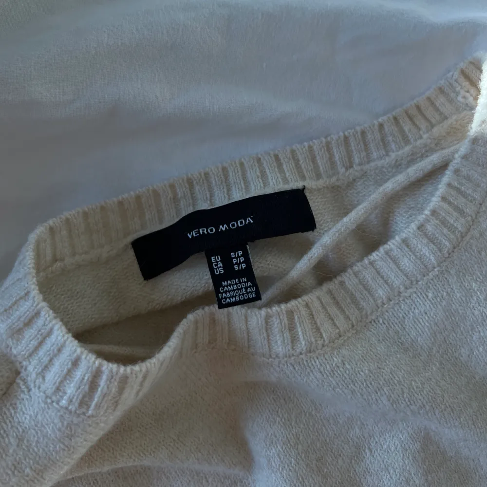 Fin beige stickad tröja från vero Moda som är i jättebra skick eftersom att jag aldrig använt den. Jättefin modell.🫶🏻. Tröjor & Koftor.