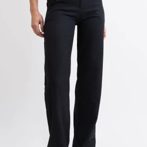 Madlady kostymbyxor  - Snygga, sköna och enkla kostymbyxor från madlady. Byxorna har fickor, gylf och hämpor som man han ha ett skärp i. Byxorna är i bra skick och ingen slitage. Storlek 36 längd 32. Skicka gärna ett meddelande vid intresse eller frågor☺️