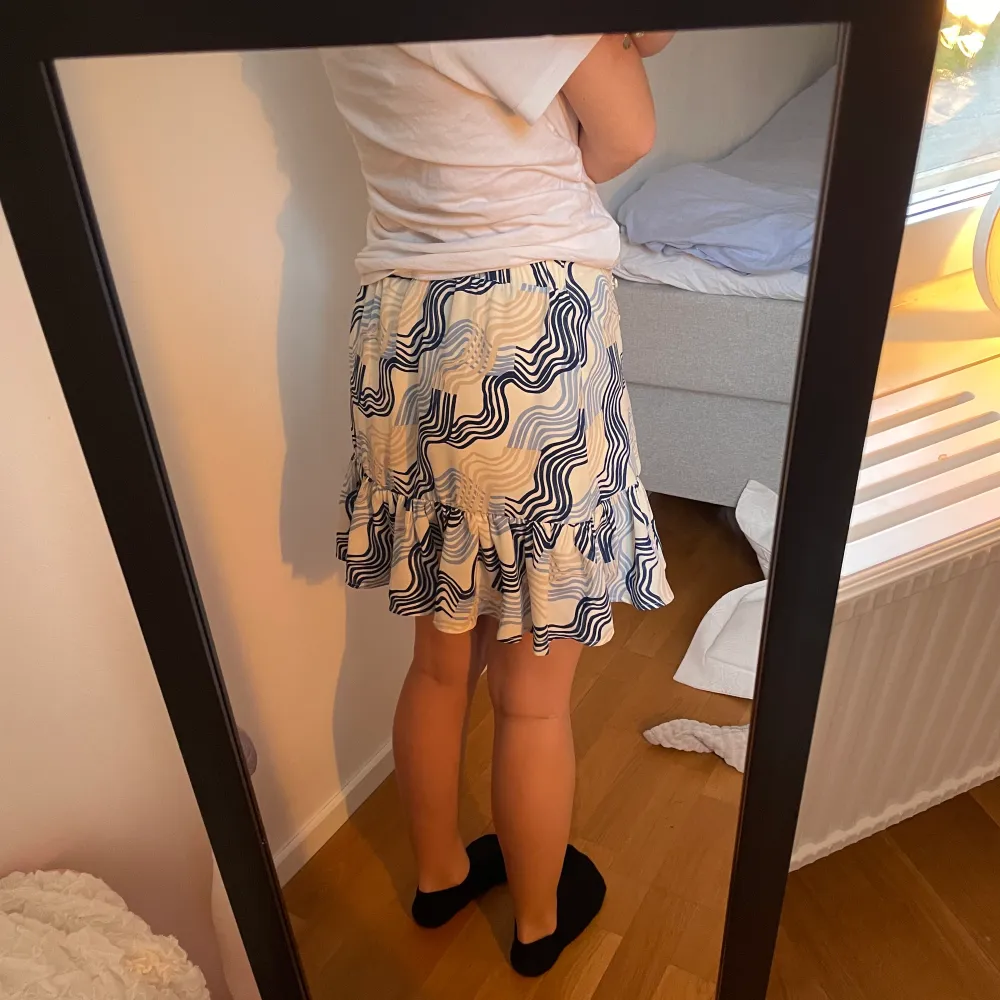 Supersöt kjol med volanger från Gina Tricot i storlek 34🎀. Kjolar.