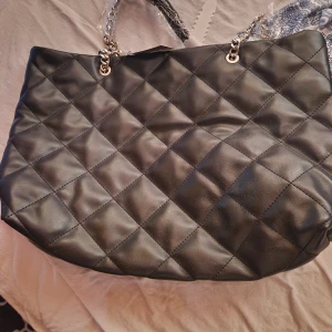 Väska - Säljer en helt oanvänd väska från Åhléns 