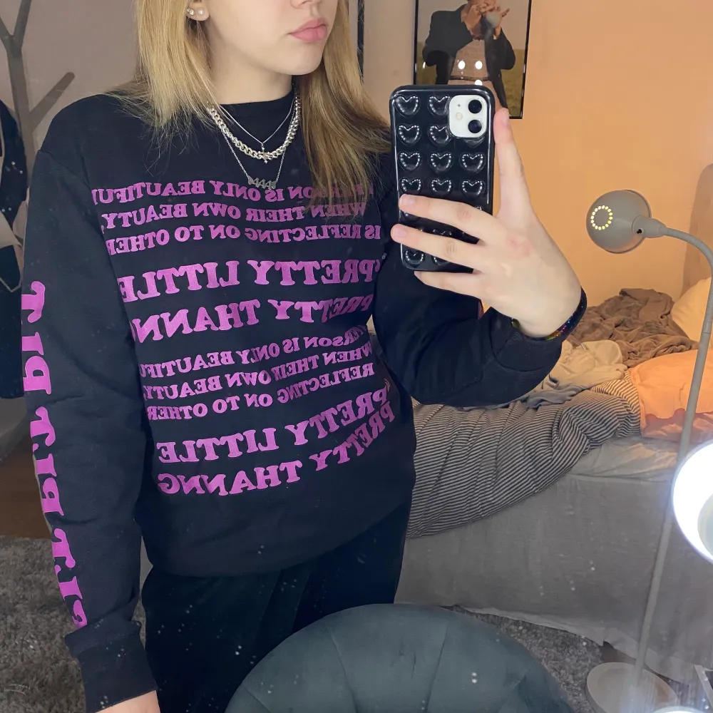 As cool sweatshirt med tryck från Prettylittlething, kommer inte till någon användning så den är i jättebraskick, Använd 2 gånger. (Köparen står för frakten)💕. Tröjor & Koftor.