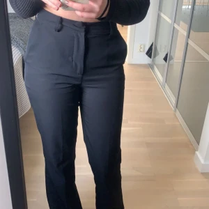 Svarta kostymbyxor  - FRAKTEN ÄR 62kr, det som står längre ner gäller inte utan de är 170+62 Svarta kostymbyxor från bikbok💘