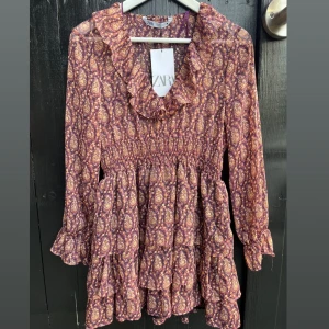 Klänning - Populär klänning från Zara som för tillfället är slutsåld💓Aldrig använd pga beställd i fel storlek. Om fler är intresserade gäller budgivning💕