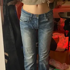 Jeans från lee köpta på sellpy 🫂så snygga och snygg färg men oanvända på grund av att de tyvärr är för stora. Har inga exakta mått men skriv privat så mäter jag 💕