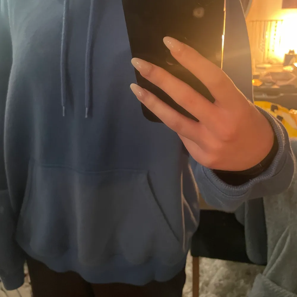 Jätte fin blå hoodie med luva, kommer inte till någon användning för tillfället, lite oversized . Hoodies.