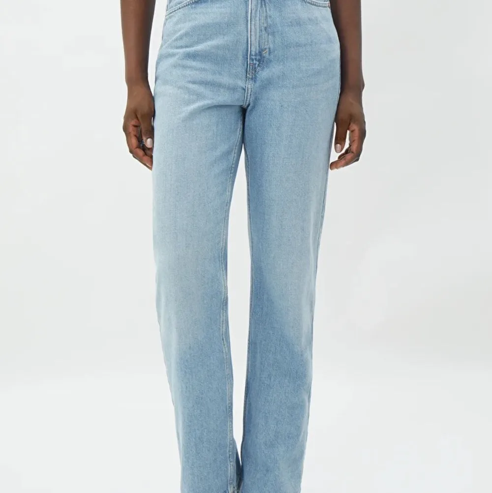 Säljer dessa weekday jeans i storlek 36, modellen heter rowe👌🏼 jag är 170cm och dem passar mig perfekt i längden!!. Jeans & Byxor.
