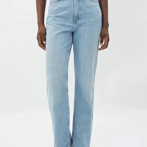 Säljer dessa weekday jeans i storlek 36, modellen heter rowe👌🏼 jag är 170cm och dem passar mig perfekt i längden!!