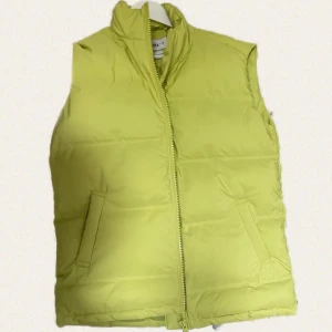 Grön dunväst  - Grön supercool dunväst från Weekday, som aldrig är använd! Är i storlek 34 men rätt stor i storleken<33