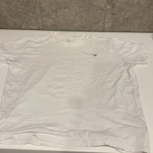 Gant t-shirt - Säljer min gant T-shirt för att den har blivit liten    Skick 8-10  Bara lite skrynklig men de går att fixa 