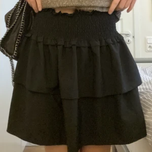 Kjol - Svart volang kjol vet inte vart ifrån  Aldrig använd  Ny skick 