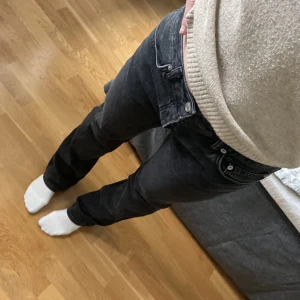 Svarta Jeans - Hej, säljer mina svarta jeans som används Max 3 ggr! Säljer på grund av att de inte kommer till användning. Inga defekter eller slitningar!🥰