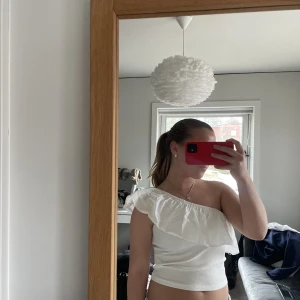 Topp - Säljer denna vita topp från zaras barnavdelning i storlek 11-12, 152. Köpt förra sommaren men har inte kommit till användning. Säljer för 100 kr+ frakt