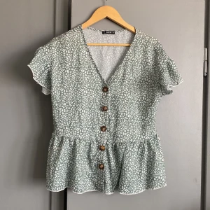 Topp med knappar - Somrig topp med knappar. Stl M från shein