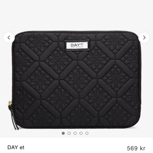 Day datorfodral  - Datorfodral från day (med den gamla loggan) använd är en del men är fortfarande i bra skick! Har en ficka på insidan, köpt för ca 550kr. Passar tex mac och chrome