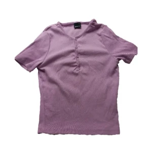 lila top från gina  - Använd få gånger men ändå på bra skick!! Bra material Köpte för 90kr i ginatricot  strl S 