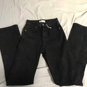 Supersnygga svarta vanliga Jeans från Mango,💎i superbra skick som jag har använt 2-3  gånger💎midjemått-65, innerbensmått-82💎  Kontakta för ytterligare information !💕