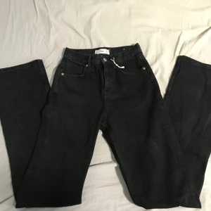 Svarta jeans - Supersnygga svarta vanliga Jeans från Mango,💎i superbra skick som jag har använt 2-3  gånger💎midjemått-65, innerbensmått-82💎  Kontakta för ytterligare information !💕