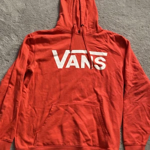 Vans tröja  - En fin Vans tröja i storlek L herrstorlek så den e oversized. Använd ca 2-3 ggr o det finns inga skador så den är som ny. Den ser lite röd ut på bilden men är orange rosa i verkligheten. Pris kan diskuteras :)