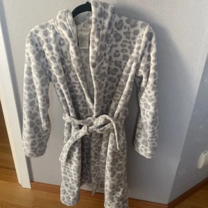 Morgonrock  - Leopard mönstrad morgonrock från Hm, storlek 146/152