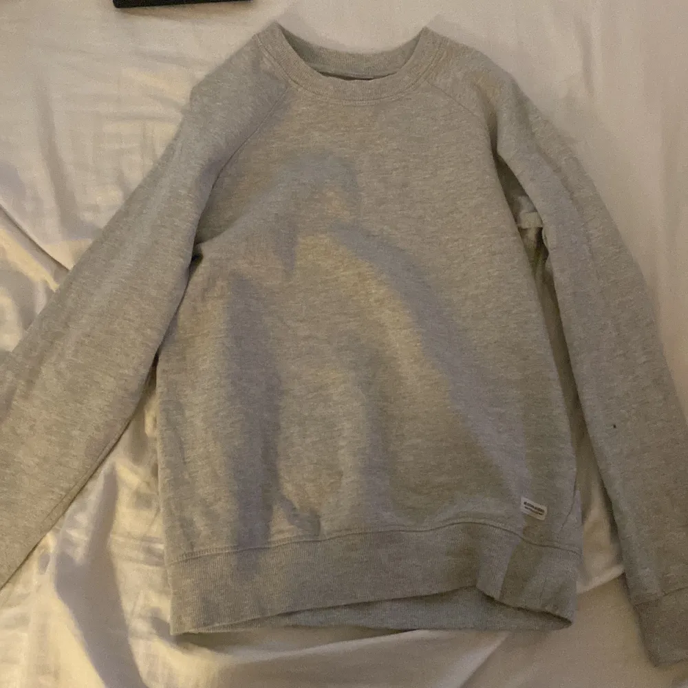 Grå sweatshirt, från lager157, storlek S, basic och fin tröja som passar till alla byxor💕. Tröjor & Koftor.