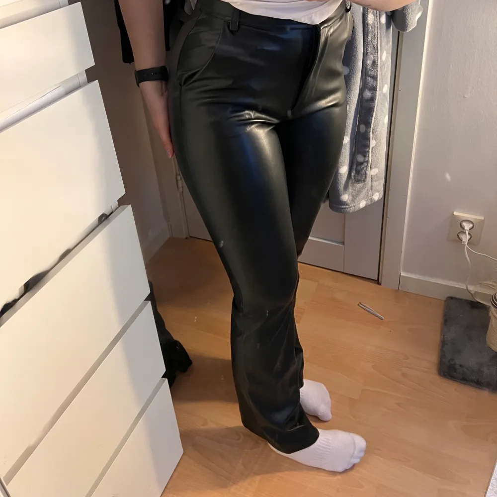 Svarta skinnbyxor från madlady! Storlek S. Jeans & Byxor.