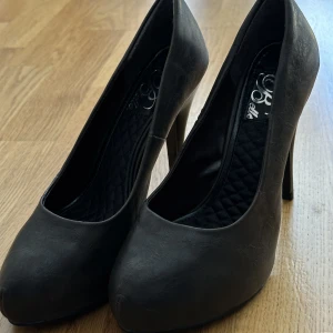 Klassiska mörka klackskor - Några år gamla, men superbekväma klassiska klackskor från märket Belle. Använts ca 2 gånger inomhus.   Storlek: 39
