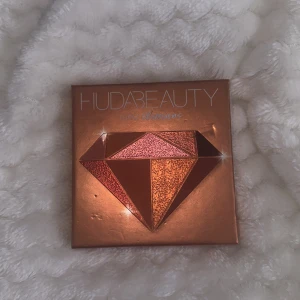 Huda beauty ögonskuggspalett  - Ögonskuggspalett från huda beauty som heter ”topaz obsessions” jättefina varma färger glittriga och matta 