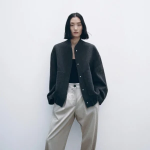 Bomberjacka zara - Mörkgrå bomberjacka från zara som är helt slutsåld💕 säljer för att den inte används längre men den är i jättebra skick!! Köpare står för frakt 