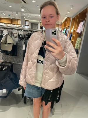 Mango jacka - Mango jacka, köpt för 600 . 10/10 i skick. Den är ljusrosa och första bilden är min egna!!💓