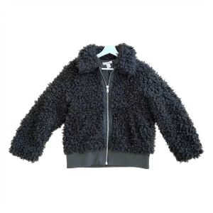 Fluffets fluffjacka inför våren! 💖 - H&M - Grön fuskpälsjacka, storlek 36. Ribbad nedtill. Färgen är svårfångad, bild 2 fångar färgen bäst! Se bild 3 för material. Fluffig men inte jättevarm, perfekta vårjackan! 🌸  Frakt tillkommer.