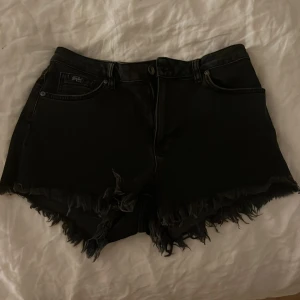 Svarta jeansshorts  - Super fina jeans shorts från superdry vintage som är tycärr aldeless för stora för mig. Jag brukar ha Cs/S i jeans shorts så ni vet hur de kanske sitter på er (W28) skriv för mer bilder 🥰