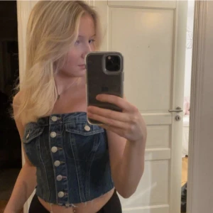 Topp - Säljer denna topp från zara i xs då den inte passar, jag har på mig s på bilden då jag ej får på mig xs, passar nog någon med a/b kupa💕