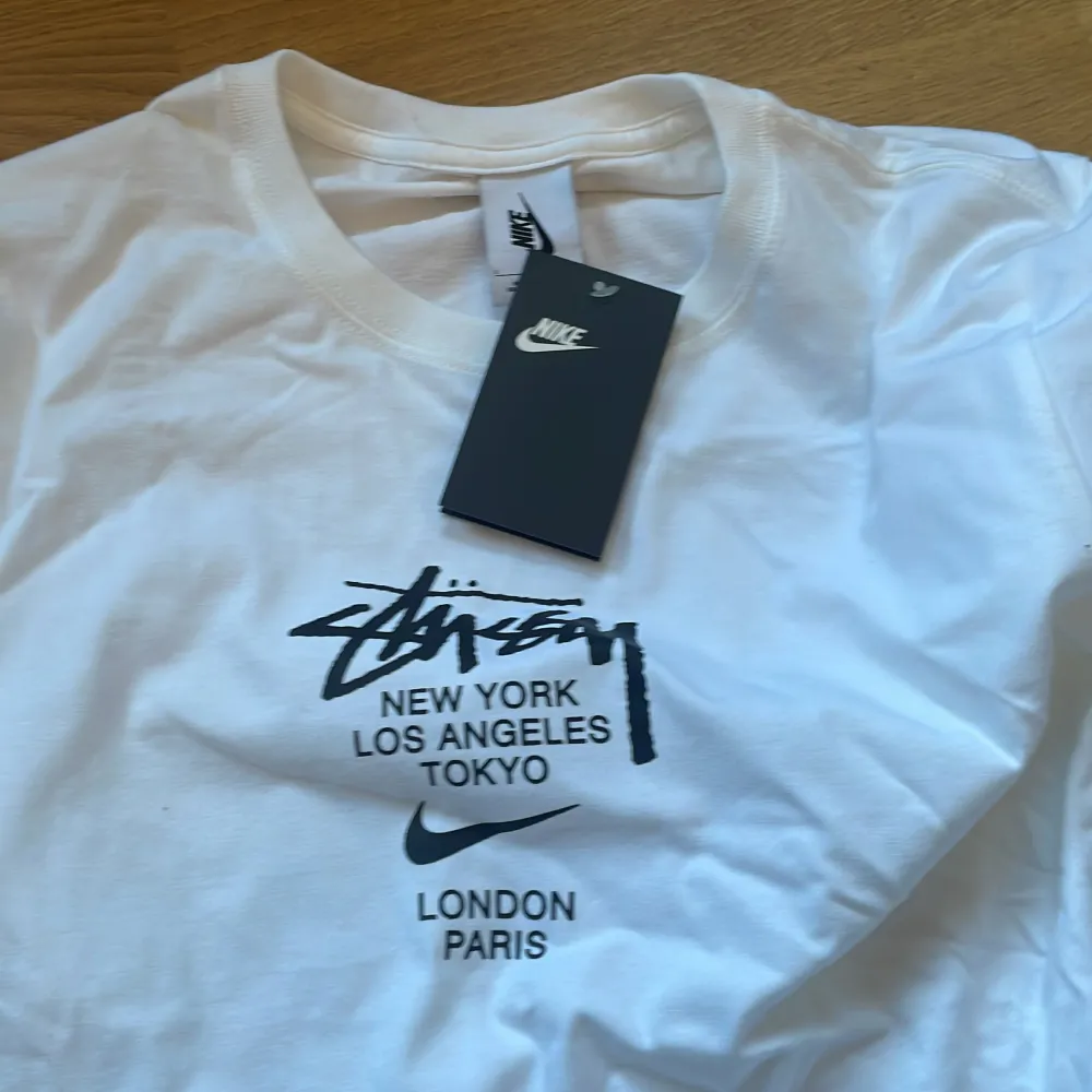 Helt ny stussy x nike t shirt Storlek M  Kommer med alla tags på. T-shirts.