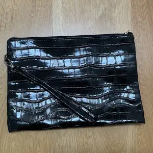 Säljer denna svarta kuvertväska från SHEIN. Aldrig använd och säljs pga att den inte kommer till användning. Frakt tillkommer för köparen! Ingen ångerrätt, köpt är köpt!