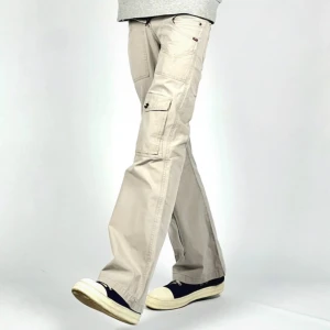 Cargo pants - Ett par beige cargo pants med snygga bakfickor☺️ Dem har en liten fläck på ena benet men annars inga defekter. Pris kan diskuteras. Köparen står för frakt. obs dem första två bilderna är lånade!