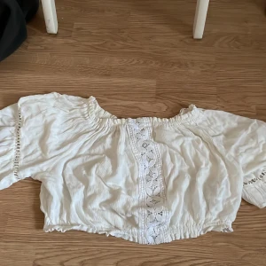 Off sholder  - Super söt topp. Passar perfekt till sommaren. 