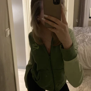 Nike ziphoodie  - Grön Nike ziphoodie i Storlek XL men passar mig som använder S/M i hoodies. Bra skick och jättesnygg att styla med!!😍❤️