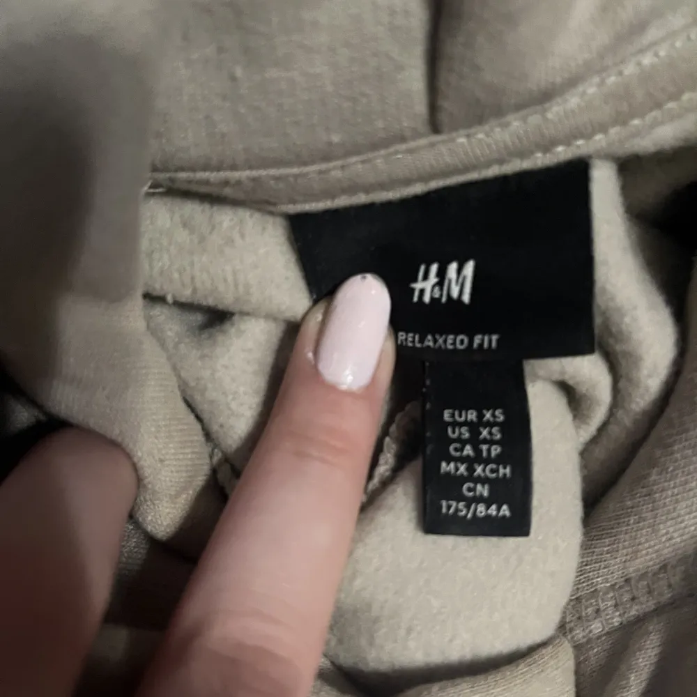 Basic hoodie från H&M i storlek XS men passar som S. Nästan aldrig använd och i bra skick. Säljer då den är för liten.. Hoodies.