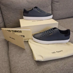 Arigatos - Hej nu säljer jag min kompis helt nya Arigatos. Skick 10/10. Köpta på nk i Stockholm. Allt og medföljer, kvitto finns! Först till kvarn!🤝