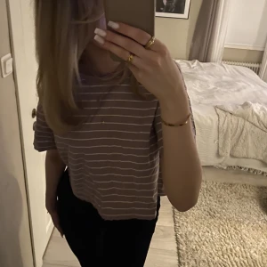 T-shirts  - Lila T-shirt med vita ränder. I storlek S men skulle säga att den även passar någon som har storlekar runt om🤍🤍