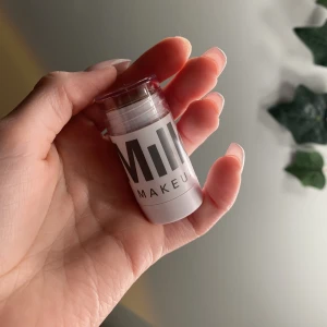 Milk highlighter stick - Säljer denna highlighter stick från Milk. Har använt den 2 gånger och den ser som ny ut. 😃Färgen är Lit! Skriv privat om ni är intresserade eller vill ha mer bilder. Frakt tillkommer såklart!