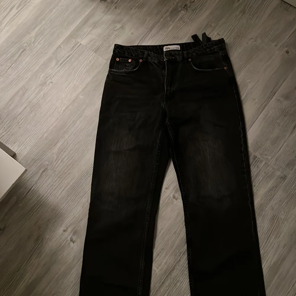 svarta mid waist jeans från zara som inte säljs längre! lite slitna i hälen men inget man tänker på! vid frågor hör av er! frakt tillkommer!. Jeans & Byxor.