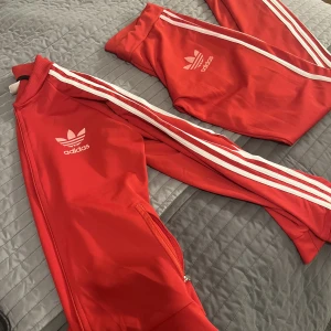 Adidas dress - Passar en m liten l, stretchigt. Har färgat av sig lite på byxan som man ser på sista bilden