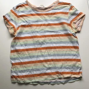 Färgglad t-shirt ⭐️🤩 - Randig, busig t-shirt från Monki som jag äääälskar på sommaren. Skrynklig men går att strykas! ❤️