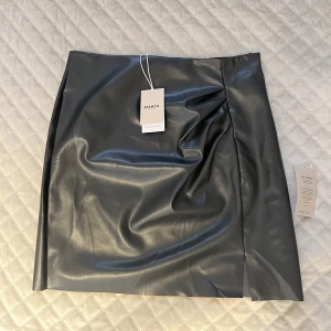 Skinnkjol BIANCA X NELLY oanvänd  - En skinnkjol från Bianca Ingrossos kollektion med Nelly.com Helt oanvänd och lappar kvar. Köpte för 600kr nypris