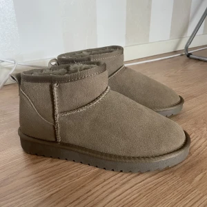 Ugg liknande skor - Liknar uggs, alltså inte äkta. Aldrig använda.  Storlek 39, men känns mer som 37. 23cm i innermått.
