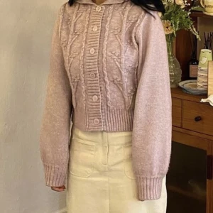 Stickad lila kofta  - Jättefin kofta i bra skick påminner om koreansk stil, använd tre gånger och inga fläckar. Passar perfekt till våren 