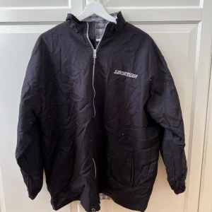 Vändbar jacka - Vändbar jacka från koreanskt brand. Cirka size M, lös fit.