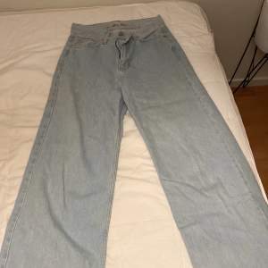 Ljusblå vida jeans från Junkyard!💙Storlek 26 men ganska töjbara!
